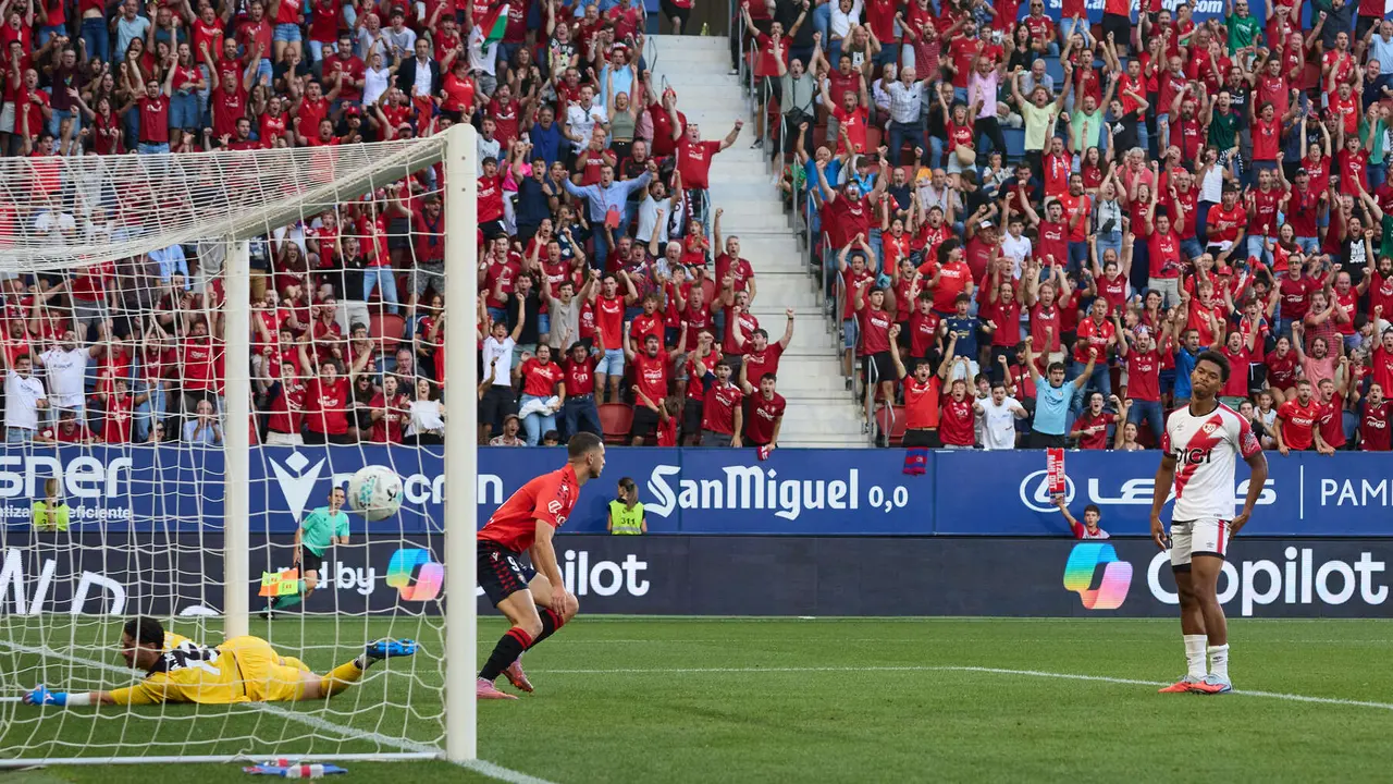 Los jugadores de Osasuna celebran el gol de Raúl García (1-0) durante el partido de La Liga EA Sports entre CA Osasuna y Rayo Vallecano disputado en el estadio de El Sadar en Pamplona. IÑIGO ALZUGARAY