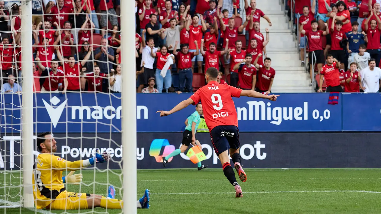Los jugadores de Osasuna celebran el gol de Raúl García (1-0) durante el partido de La Liga EA Sports entre CA Osasuna y Rayo Vallecano disputado en el estadio de El Sadar en Pamplona. IÑIGO ALZUGARAY