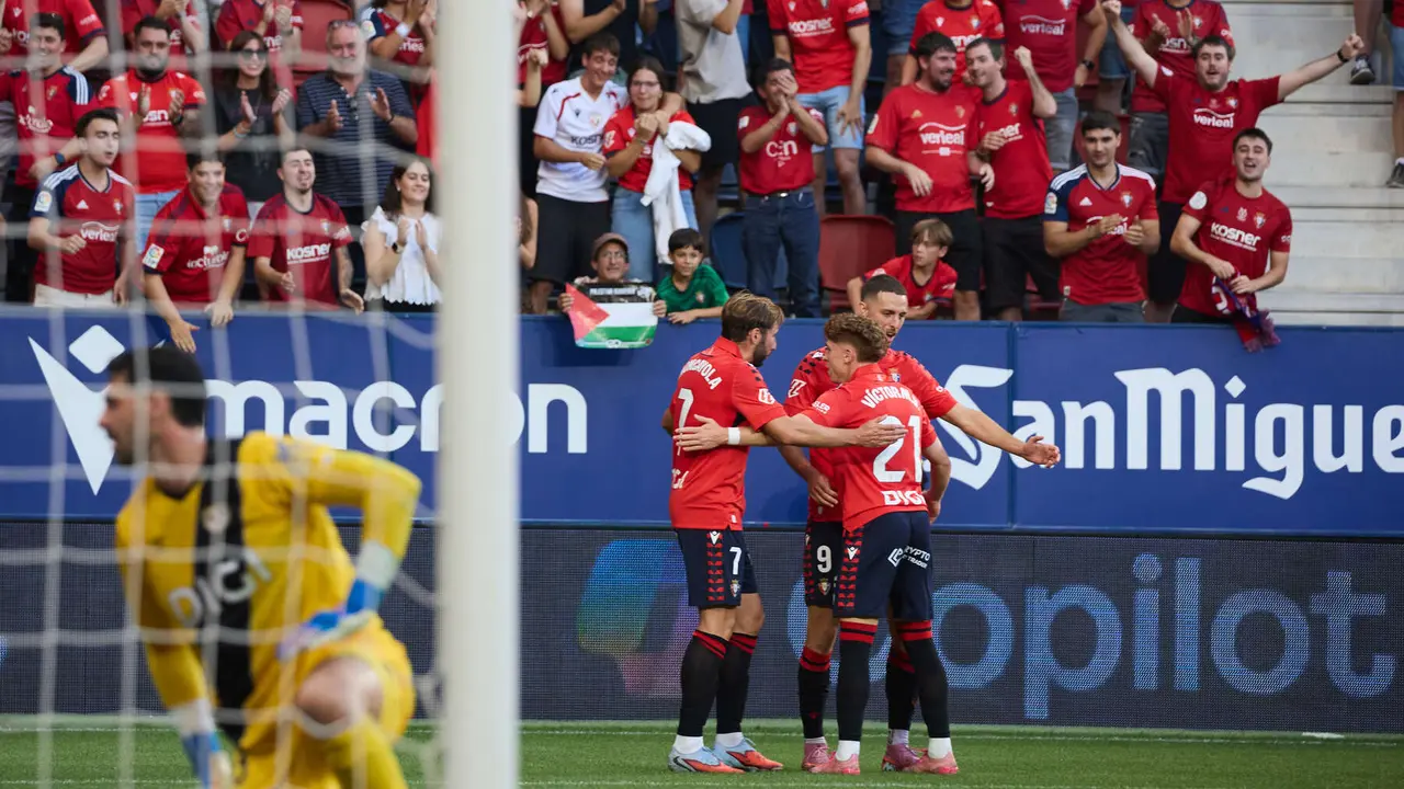 Los jugadores de Osasuna celebran el gol de Raúl García (1-0) durante el partido de La Liga EA Sports entre CA Osasuna y Rayo Vallecano disputado en el estadio de El Sadar en Pamplona. IÑIGO ALZUGARAY