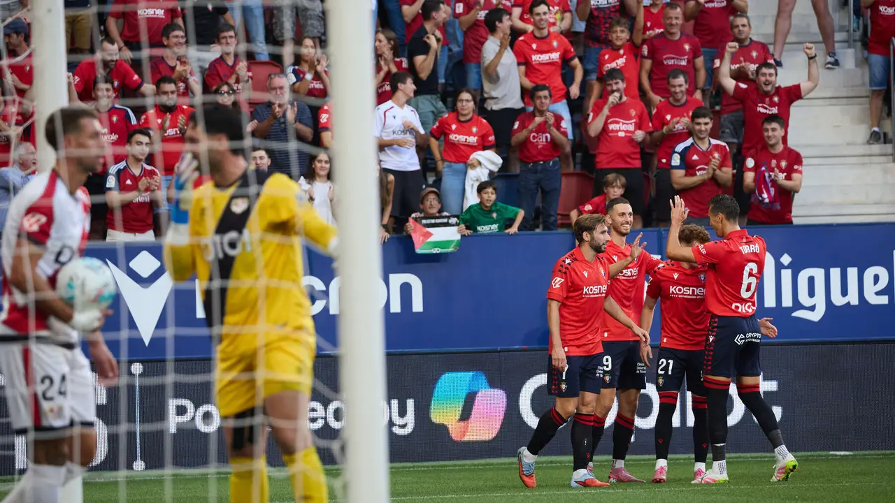 Los jugadores de Osasuna celebran el gol de Raúl García (1-0) durante el partido de La Liga EA Sports entre CA Osasuna y Rayo Vallecano disputado en el estadio de El Sadar en Pamplona. IÑIGO ALZUGARAY