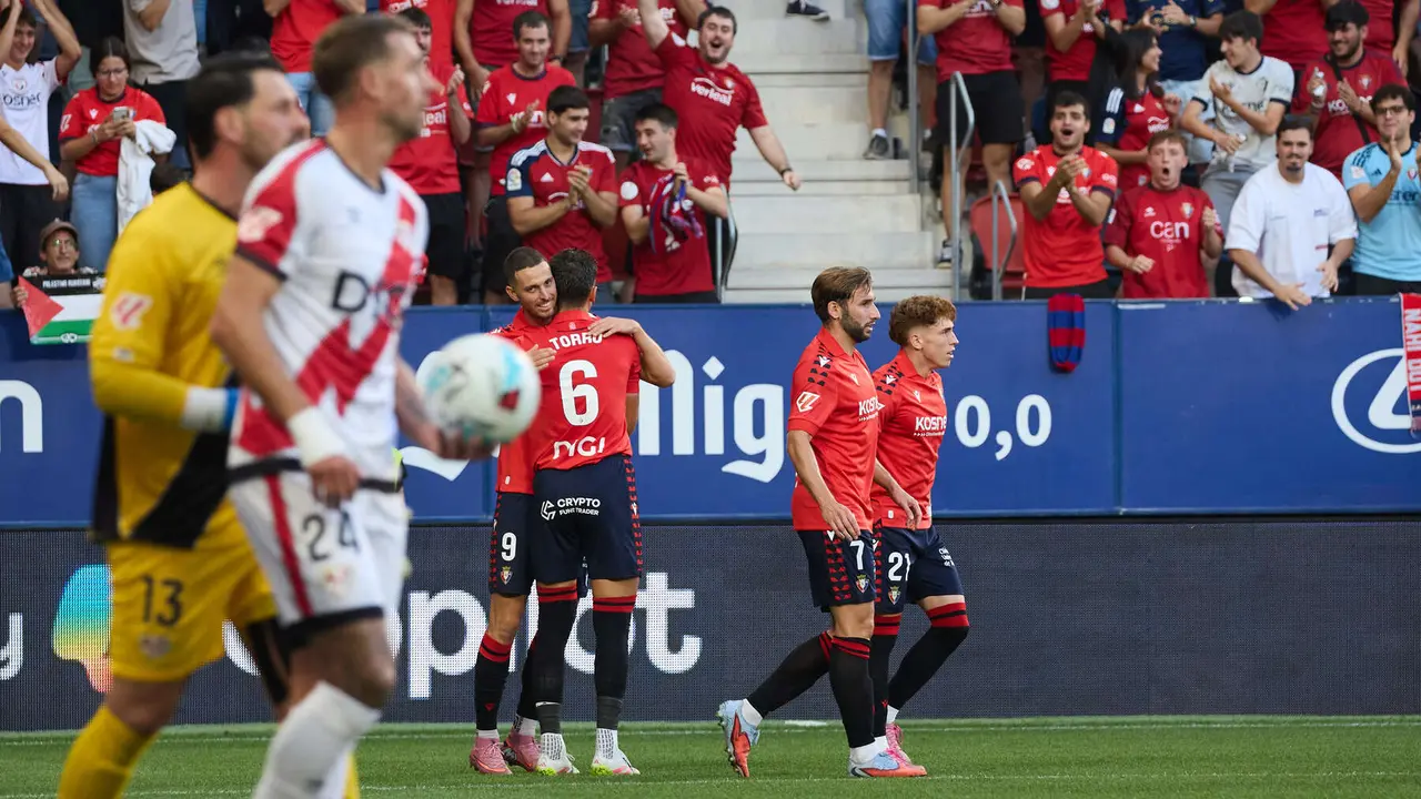 Los jugadores de Osasuna celebran el gol de Raúl García (1-0) durante el partido de La Liga EA Sports entre CA Osasuna y Rayo Vallecano disputado en el estadio de El Sadar en Pamplona. IÑIGO ALZUGARAY