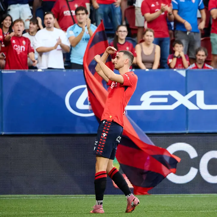 Los jugadores de Osasuna celebran el gol de Raúl García (1-0) durante el partido de La Liga EA Sports entre CA Osasuna y Rayo Vallecano disputado en el estadio de El Sadar en Pamplona. IÑIGO ALZUGARAY
