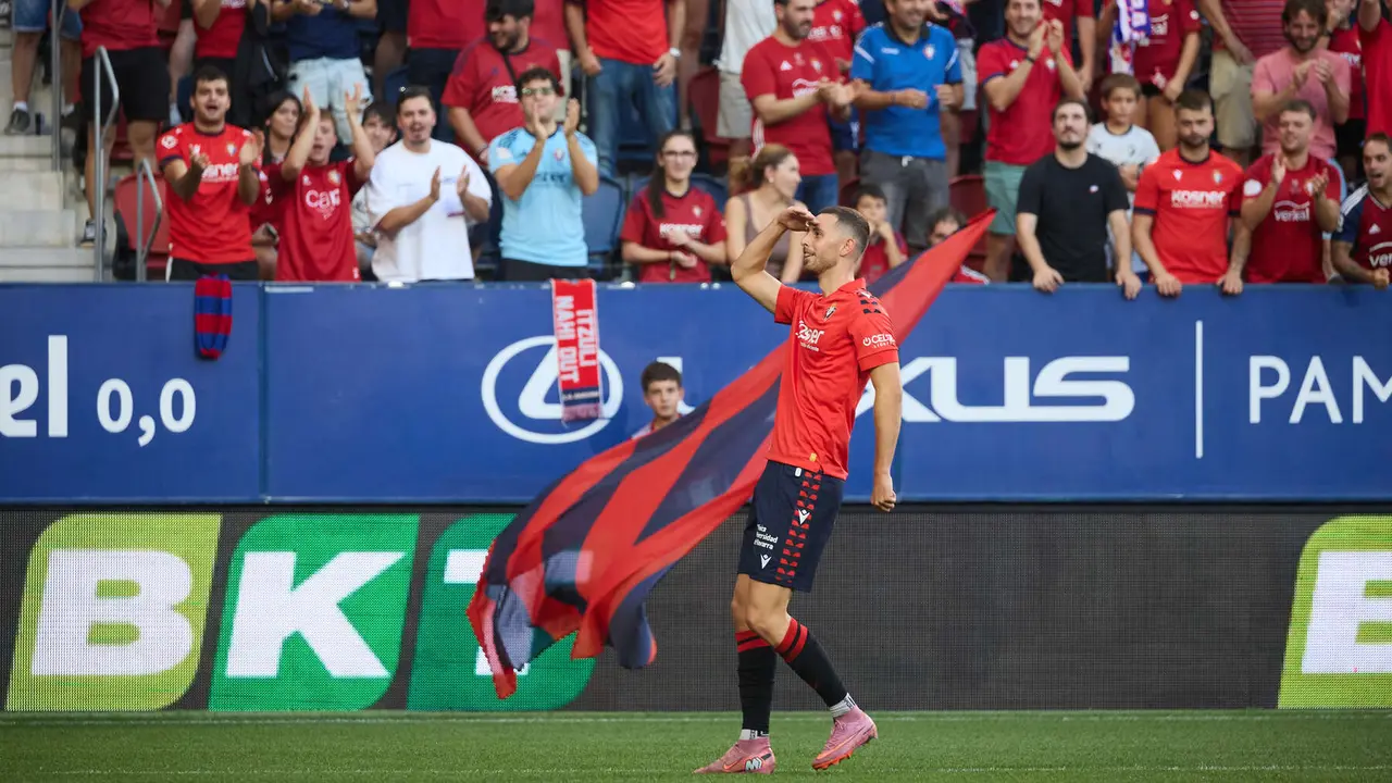 Los jugadores de Osasuna celebran el gol de Raúl García (1-0) durante el partido de La Liga EA Sports entre CA Osasuna y Rayo Vallecano disputado en el estadio de El Sadar en Pamplona. IÑIGO ALZUGARAY