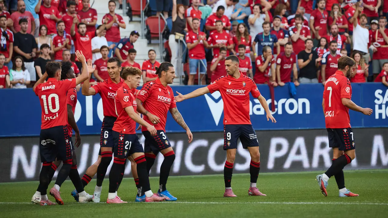 Los jugadores de Osasuna celebran el gol de Raúl García (1-0) durante el partido de La Liga EA Sports entre CA Osasuna y Rayo Vallecano disputado en el estadio de El Sadar en Pamplona. IÑIGO ALZUGARAY
