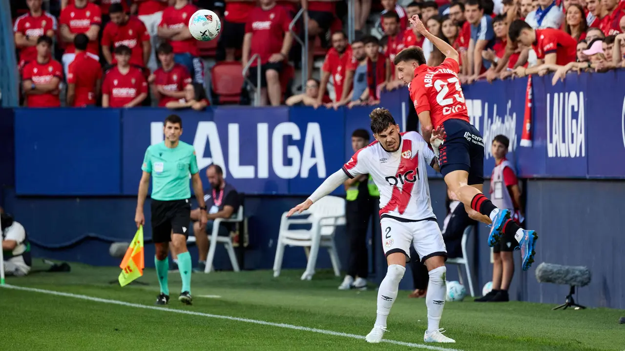 Andrei Ratiu (2. Rayo Vallecano) y Abel Bretones (23. CA Osasuna) durante el partido de La Liga EA Sports entre CA Osasuna y Rayo Vallecano disputado en el estadio de El Sadar en Pamplona. IÑIGO ALZUGARAY