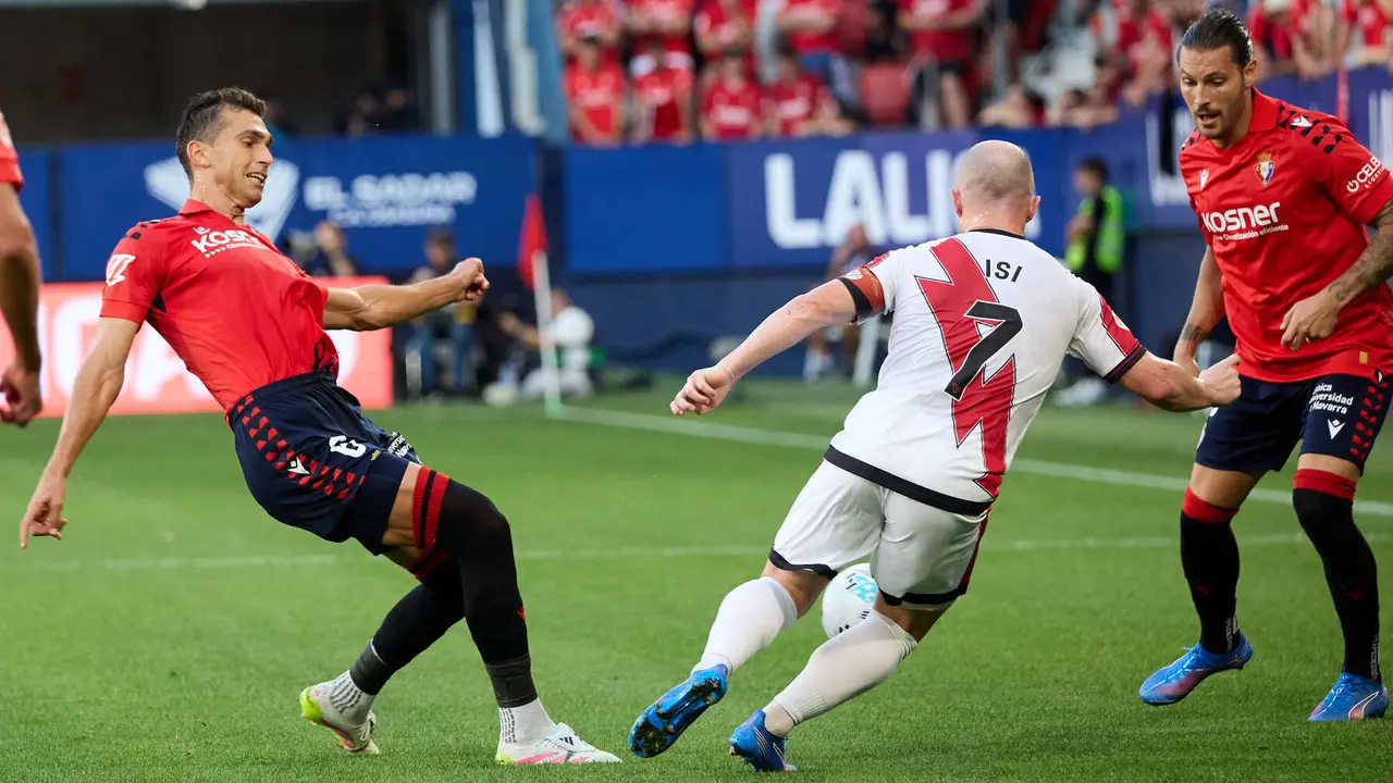 Lucas Torró (6. CA Osasuna), Isi Palazón (7. Rayo Vallecano) y Juan Cruz (3. CA Osasuna) durante el partido de La Liga EA Sports entre CA Osasuna y Rayo Vallecano disputado en el estadio de El Sadar en Pamplona. IÑIGO ALZUGARAY