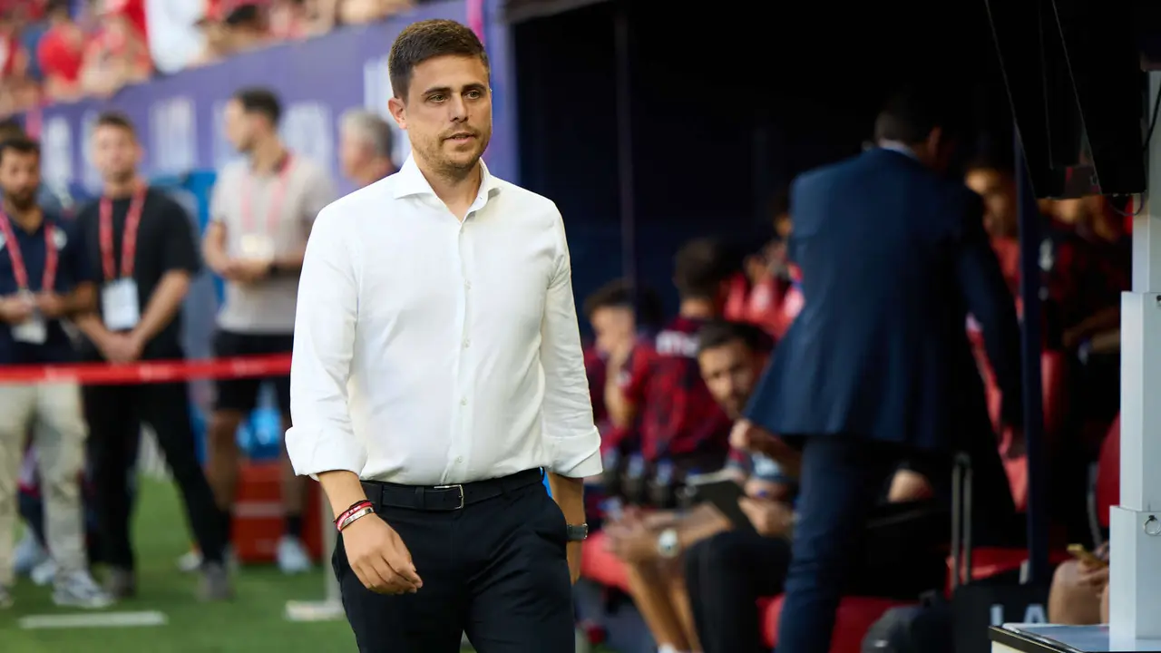 Alessio Lisci (entrenador CA Osasuna) durante el partido de La Liga EA Sports entre CA Osasuna y Rayo Vallecano disputado en el estadio de El Sadar en Pamplona. IÑIGO ALZUGARAY