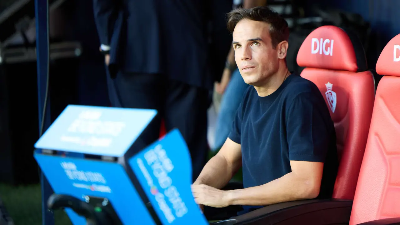 Iñigo Pérez (entrenador Rayo Vallecano) durante el partido de La Liga EA Sports entre CA Osasuna y Rayo Vallecano disputado en el estadio de El Sadar en Pamplona. IÑIGO ALZUGARAY