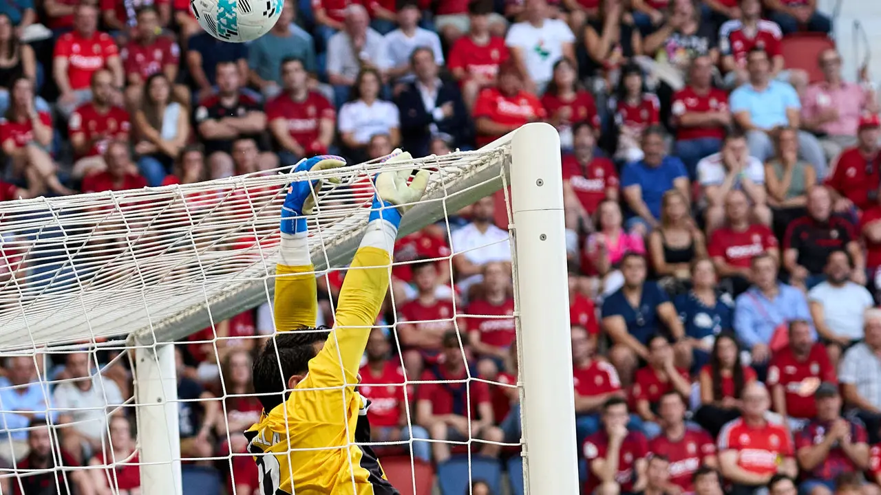 Augusto Batalla (13. Rayo Vallecano) durante el partido de La Liga EA Sports entre CA Osasuna y Rayo Vallecano disputado en el estadio de El Sadar en Pamplona. IÑIGO ALZUGARAY