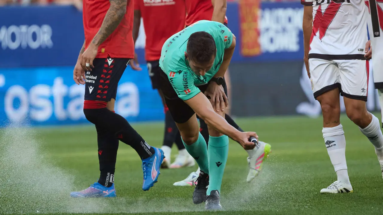 César Soto Grado (árbitro del partido) durante el partido de La Liga EA Sports entre CA Osasuna y Rayo Vallecano disputado en el estadio de El Sadar en Pamplona. IÑIGO ALZUGARAY