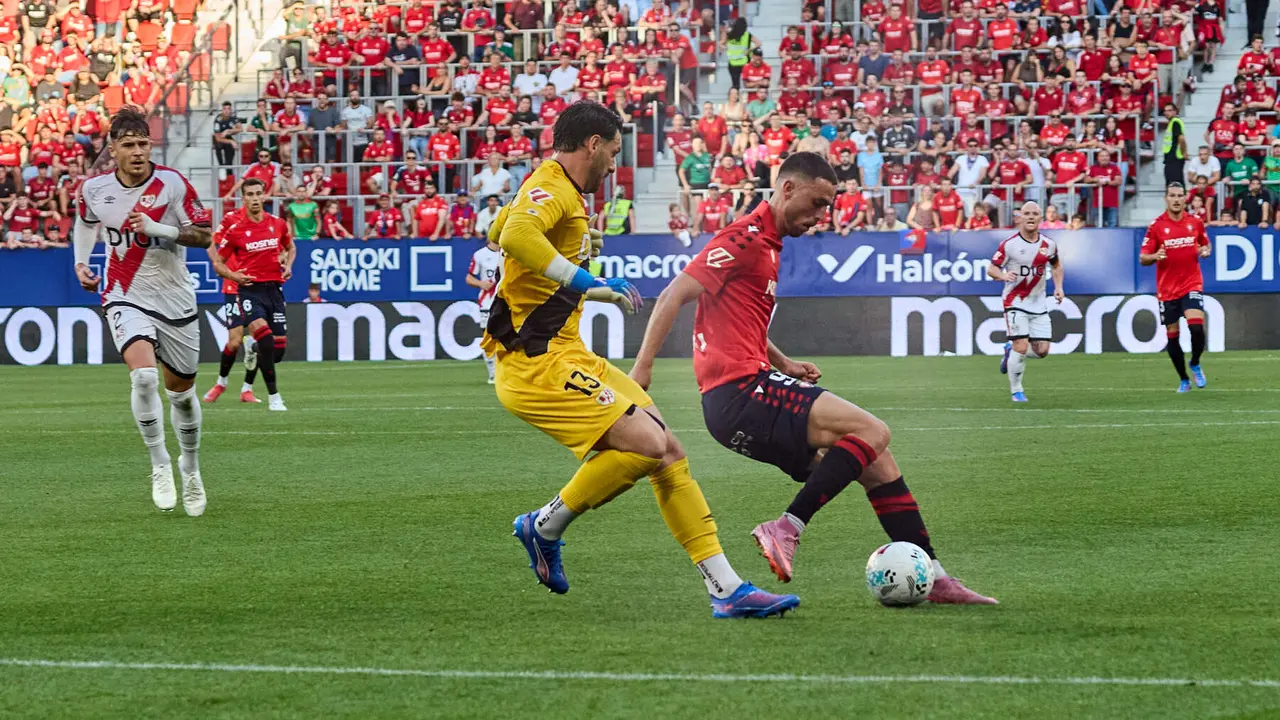 Augusto Batalla (13. Rayo Vallecano) y Raúl García (9. CA Osasuna) durante el partido de La Liga EA Sports entre CA Osasuna y Rayo Vallecano disputado en el estadio de El Sadar en Pamplona. IÑIGO ALZUGARAY