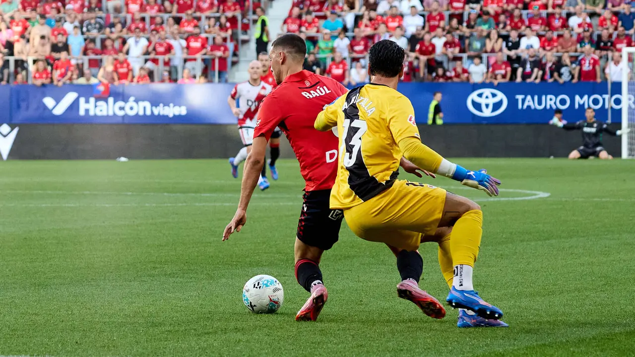 Augusto Batalla (13. Rayo Vallecano) y Raúl García (9. CA Osasuna) durante el partido de La Liga EA Sports entre CA Osasuna y Rayo Vallecano disputado en el estadio de El Sadar en Pamplona. IÑIGO ALZUGARAY