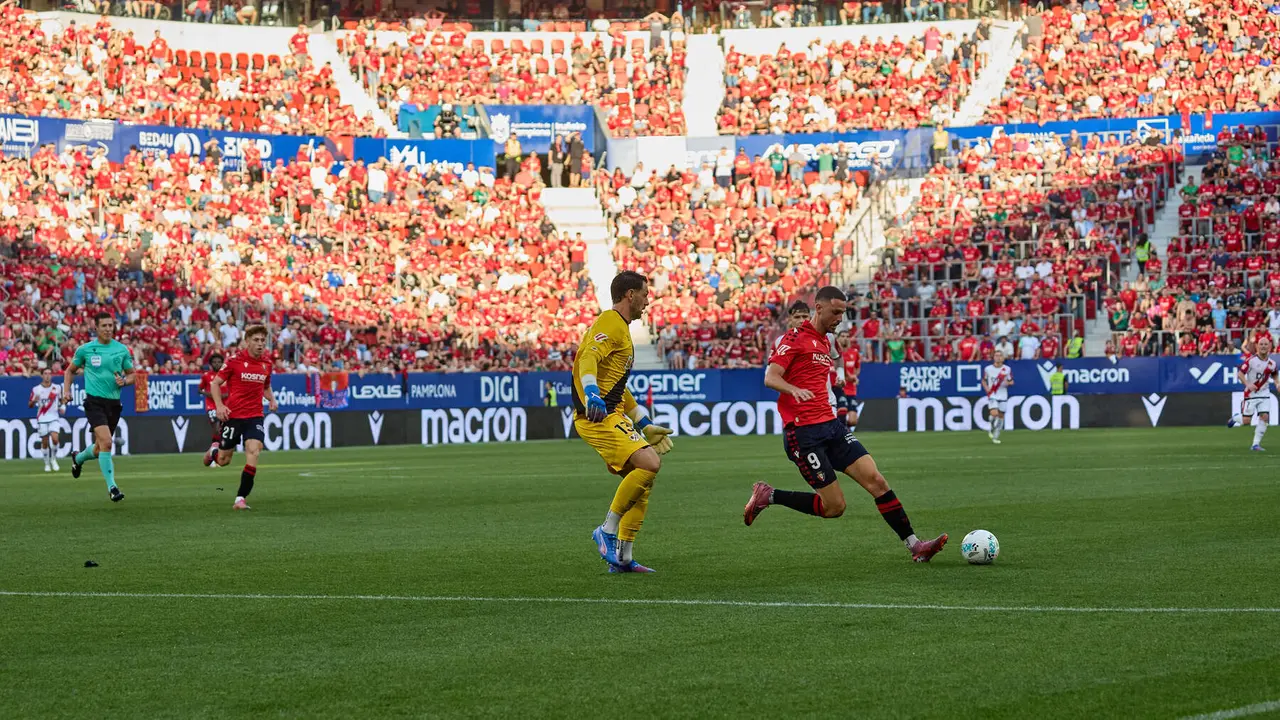 Partido de La Liga EA Sports entre CA Osasuna y Rayo Vallecano disputado en el estadio de El Sadar en Pamplona. IÑIGO ALZUGARAY