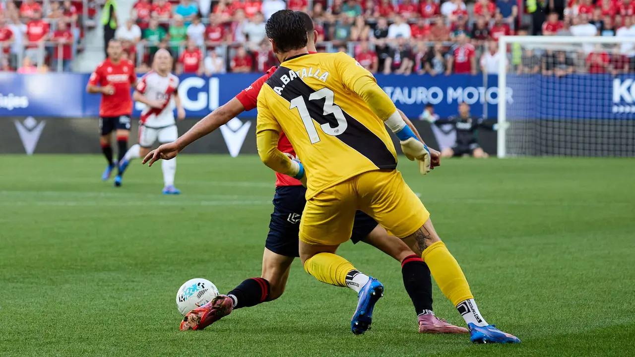 Augusto Batalla (13. Rayo Vallecano) y Raúl García (9. CA Osasuna) durante el partido de La Liga EA Sports entre CA Osasuna y Rayo Vallecano disputado en el estadio de El Sadar en Pamplona. IÑIGO ALZUGARAY