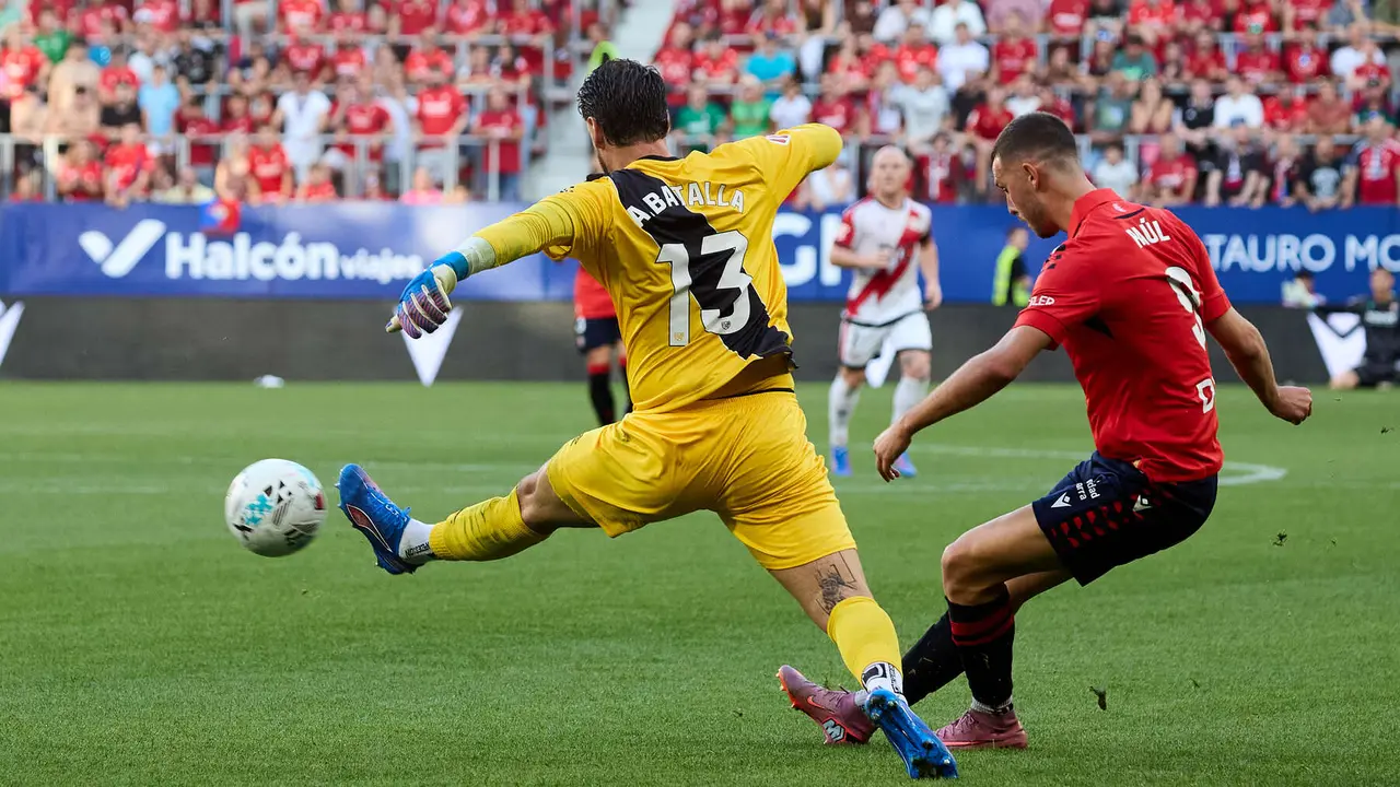 Augusto Batalla (13. Rayo Vallecano) y Raúl García (9. CA Osasuna) durante el partido de La Liga EA Sports entre CA Osasuna y Rayo Vallecano disputado en el estadio de El Sadar en Pamplona. IÑIGO ALZUGARAY