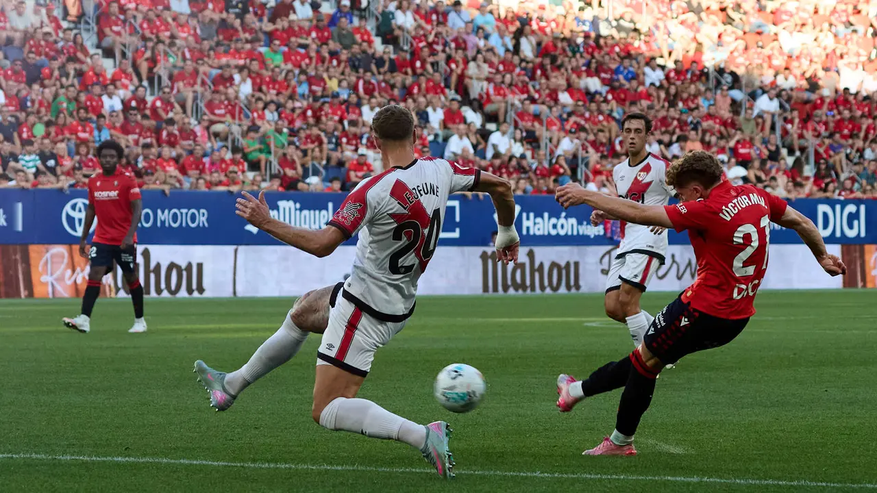 Florian Lejeune (24. Rayo Vallecano) y Víctor Muñoz (21. CA Osasuna) durante el partido de La Liga EA Sports entre CA Osasuna y Rayo Vallecano disputado en el estadio de El Sadar en Pamplona. IÑIGO ALZUGARAY