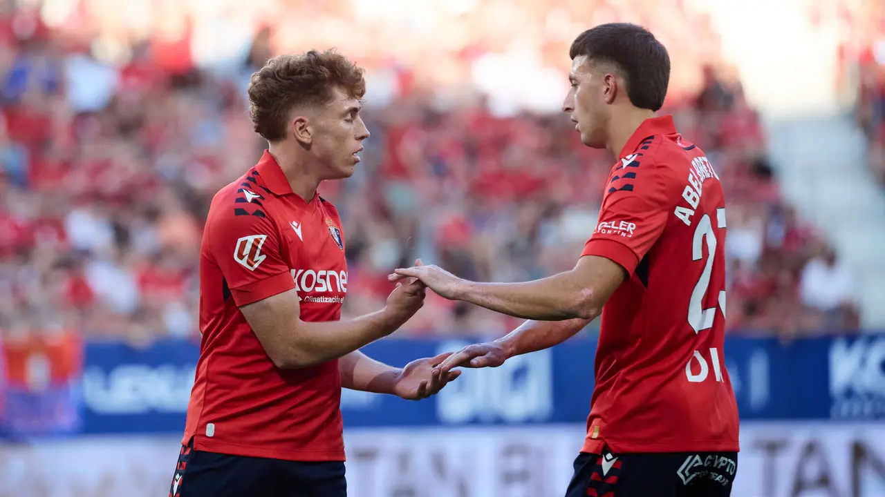 Víctor Muñoz (21. CA Osasuna) y Abel Bretones (23. CA Osasuna) durante el partido de La Liga EA Sports entre CA Osasuna y Rayo Vallecano disputado en el estadio de El Sadar en Pamplona. IÑIGO ALZUGARAY