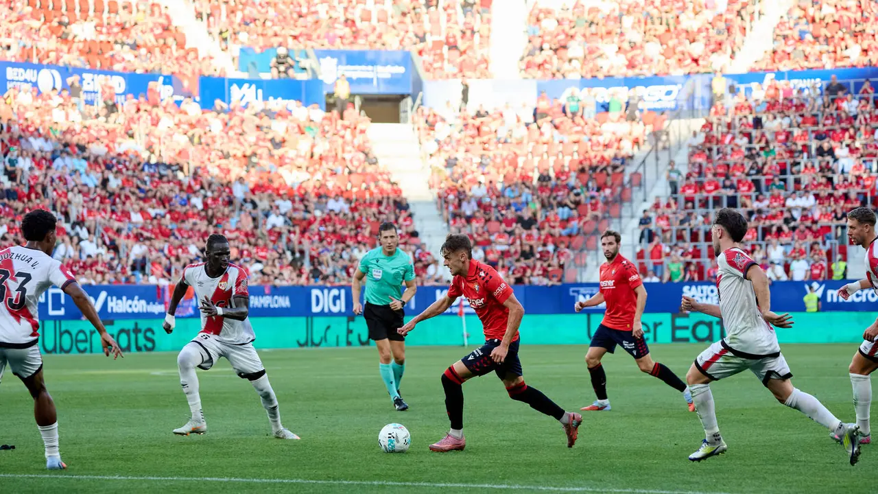 durante el partido de La Liga EA Sports entre CA Osasuna y Rayo Vallecano disputado en el estadio de El Sadar en Pamplona. IÑIGO ALZUGARAY