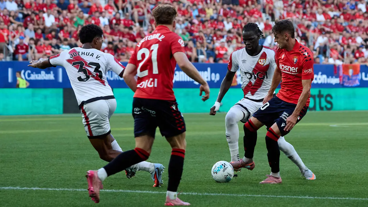 Aimar Oroz (10. CA Osasuna) y Pathé Ciss (6. Rayo Vallecano) durante el partido de La Liga EA Sports entre CA Osasuna y Rayo Vallecano disputado en el estadio de El Sadar en Pamplona. IÑIGO ALZUGARAY
