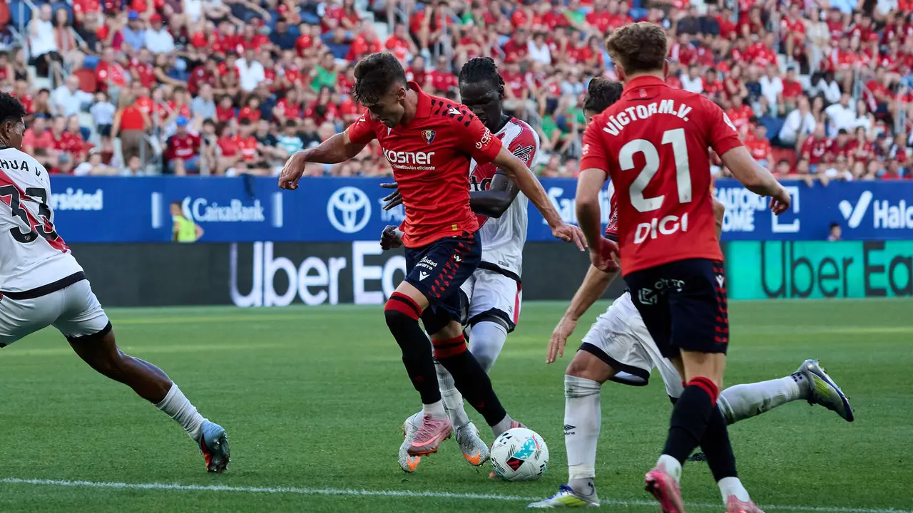 Aimar Oroz (10. CA Osasuna) y Pathé Ciss (6. Rayo Vallecano) durante el partido de La Liga EA Sports entre CA Osasuna y Rayo Vallecano disputado en el estadio de El Sadar en Pamplona. IÑIGO ALZUGARAY