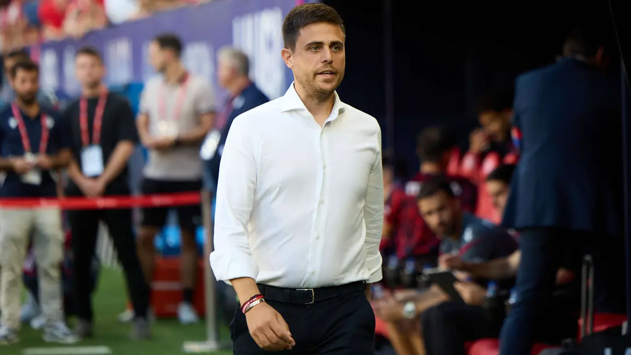 Alessio Lisci (entrenador CA Osasuna) durante el partido de La Liga EA Sports entre CA Osasuna y Rayo Vallecano disputado en el estadio de El Sadar en Pamplona. IÑIGO ALZUGARAY