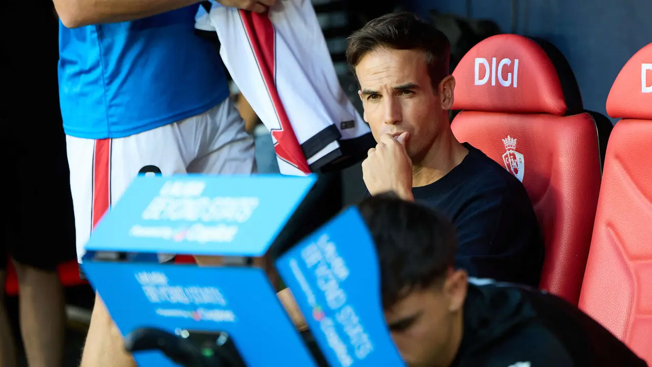 Iñigo Pérez (entrenador Rayo Vallecano) durante el partido de La Liga EA Sports entre CA Osasuna y Rayo Vallecano disputado en el estadio de El Sadar en Pamplona. IÑIGO ALZUGARAY