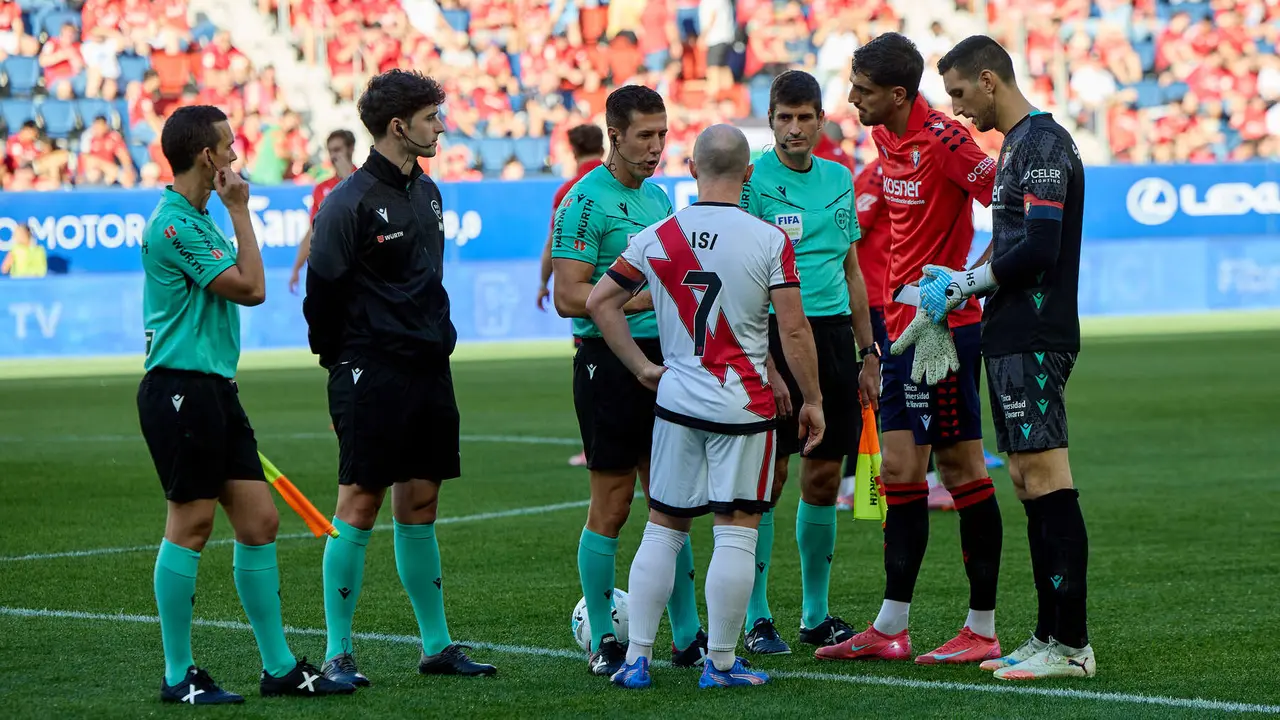 durante el partido de La Liga EA Sports entre CA Osasuna y Rayo Vallecano disputado en el estadio de El Sadar en Pamplona. IÑIGO ALZUGARAY