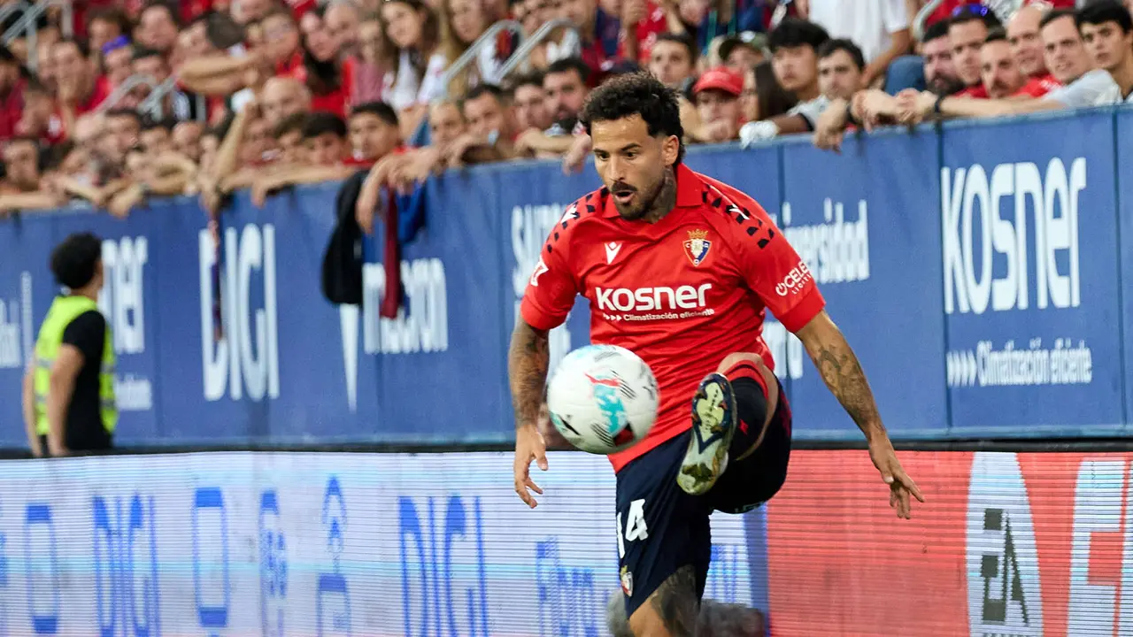 Rubén García (14. CA Osasuna) durante el partido de La Liga EA Sports entre CA Osasuna y Rayo Vallecano disputado en el estadio de El Sadar en Pamplona. IÑIGO ALZUGARAY