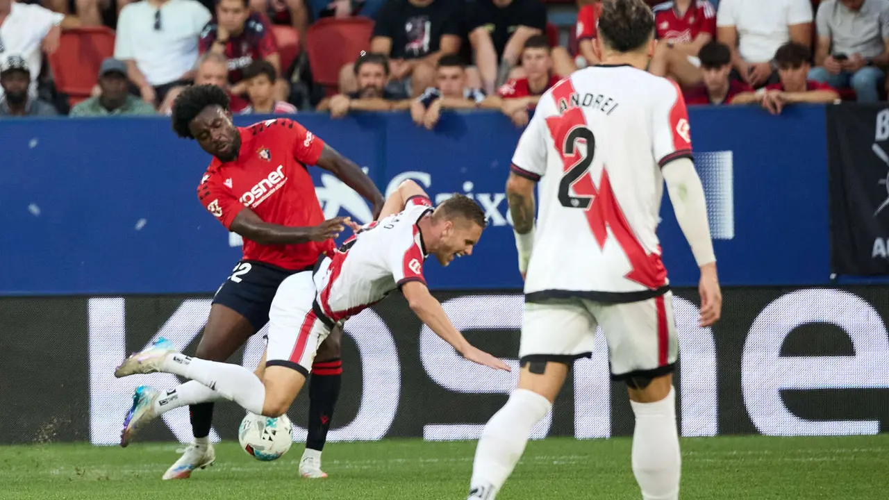 Enzo Boyomo (22. CA Osasuna) y Alemao Zurawski (9. Rayo Vallecano) durante el partido de La Liga EA Sports entre CA Osasuna y Rayo Vallecano disputado en el estadio de El Sadar en Pamplona. IÑIGO ALZUGARAY