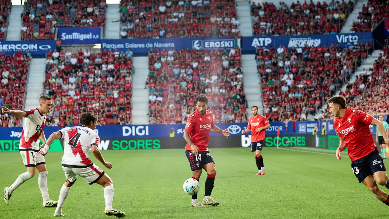 Partido de La Liga EA Sports entre CA Osasuna y Rayo Vallecano disputado en el estadio de El Sadar en Pamplona. IÑIGO ALZUGARAY