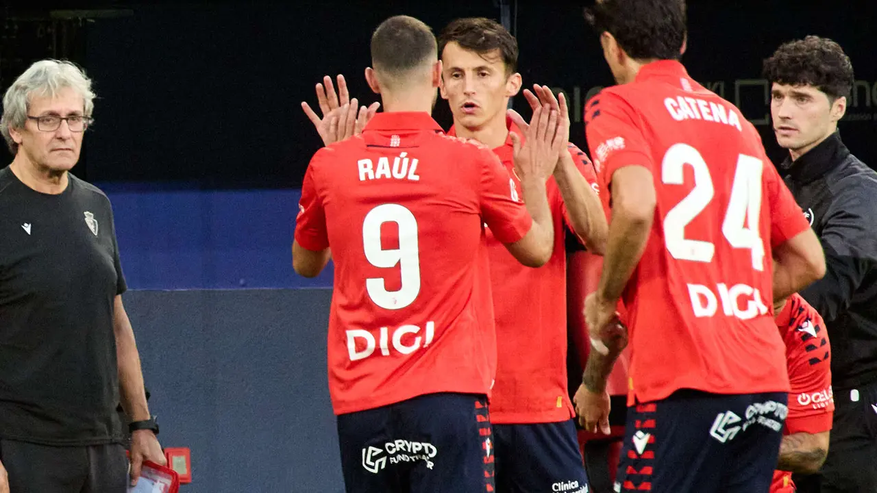 Raúl García (9. CA Osasuna) y Ante Budimir (17. CA Osasuna) durante el partido de La Liga EA Sports entre CA Osasuna y Rayo Vallecano disputado en el estadio de El Sadar en Pamplona. IÑIGO ALZUGARAY