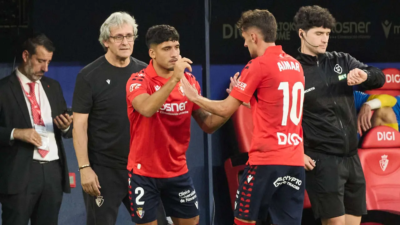Iker Benito (2. CA Osasuna) y Aimar Oroz (10. CA Osasuna) durante el partido de La Liga EA Sports entre CA Osasuna y Rayo Vallecano disputado en el estadio de El Sadar en Pamplona. IÑIGO ALZUGARAY