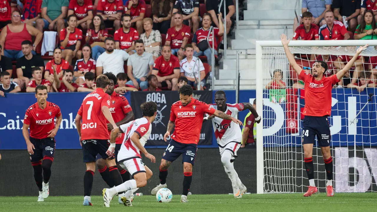Partido de La Liga EA Sports entre CA Osasuna y Rayo Vallecano disputado en el estadio de El Sadar en Pamplona. IÑIGO ALZUGARAY