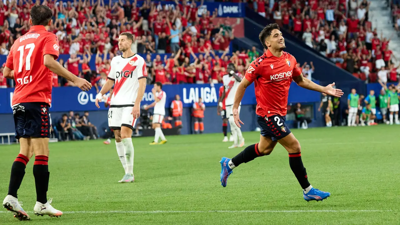 Los jugadores de Osasuna celebran el gol de Iker Benito (2-0) durante el partido de La Liga EA Sports entre CA Osasuna y Rayo Vallecano disputado en el estadio de El Sadar en Pamplona. IÑIGO ALZUGARAY