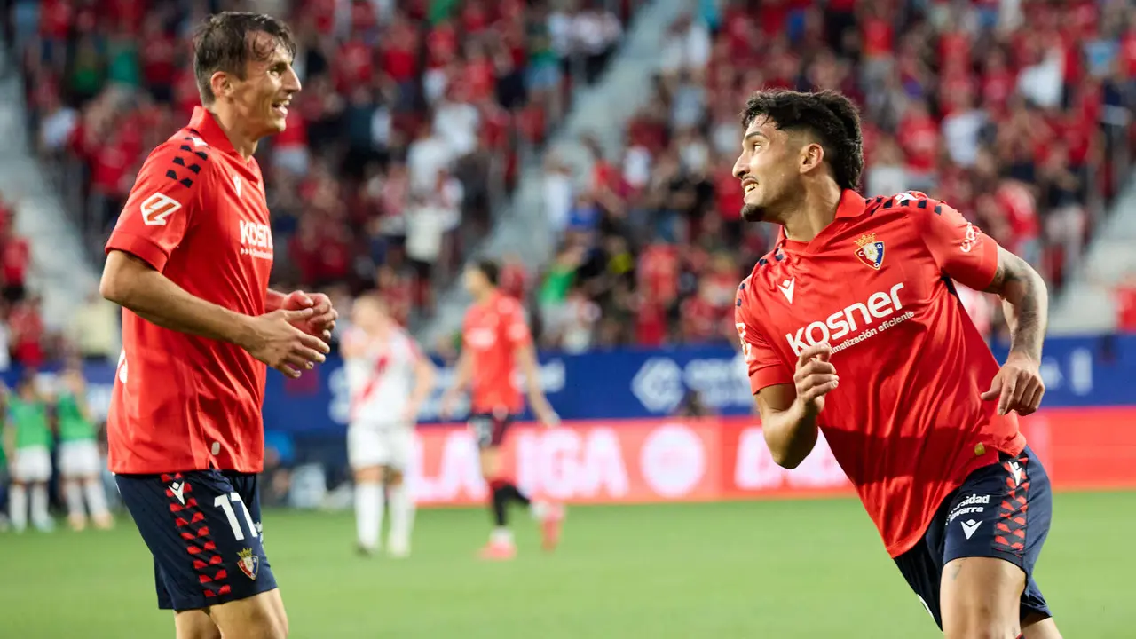 Los jugadores de Osasuna celebran el gol de Iker Benito (2-0) durante el partido de La Liga EA Sports entre CA Osasuna y Rayo Vallecano disputado en el estadio de El Sadar en Pamplona. IÑIGO ALZUGARAY