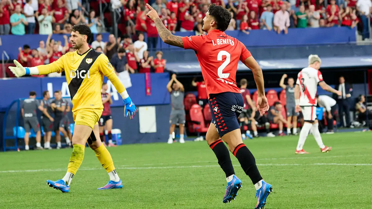 Los jugadores de Osasuna celebran el gol de Iker Benito (2-0) durante el partido de La Liga EA Sports entre CA Osasuna y Rayo Vallecano disputado en el estadio de El Sadar en Pamplona. IÑIGO ALZUGARAY