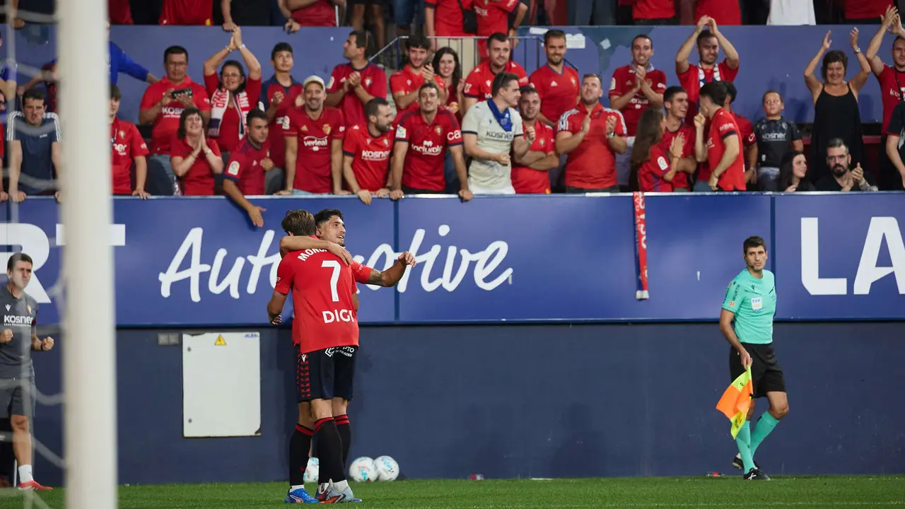 Los jugadores de Osasuna celebran el gol de Iker Benito (2-0) durante el partido de La Liga EA Sports entre CA Osasuna y Rayo Vallecano disputado en el estadio de El Sadar en Pamplona. IÑIGO ALZUGARAY