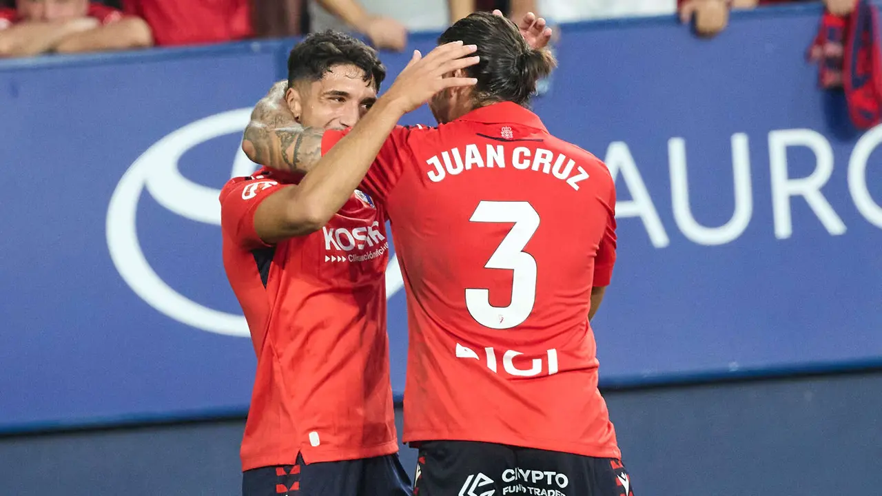 Los jugadores de Osasuna celebran el gol de Iker Benito (2-0) durante el partido de La Liga EA Sports entre CA Osasuna y Rayo Vallecano disputado en el estadio de El Sadar en Pamplona. IÑIGO ALZUGARAY