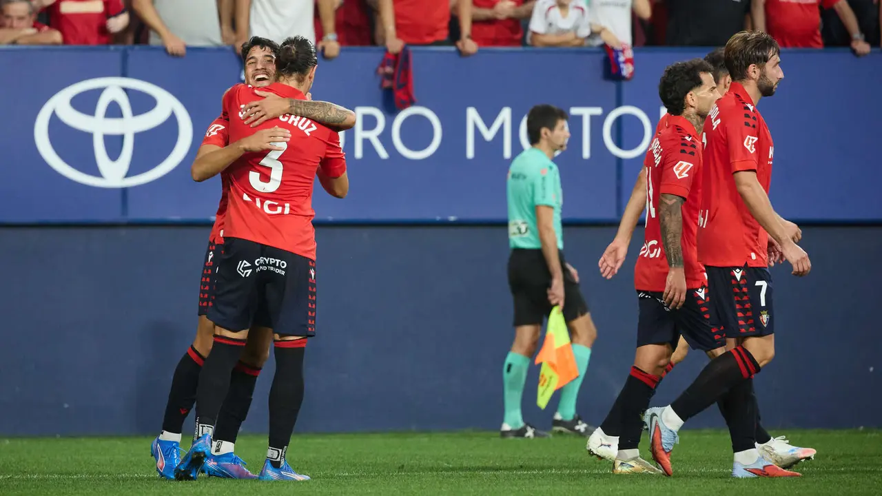 Los jugadores de Osasuna celebran el gol de Iker Benito (2-0) durante el partido de La Liga EA Sports entre CA Osasuna y Rayo Vallecano disputado en el estadio de El Sadar en Pamplona. IÑIGO ALZUGARAY