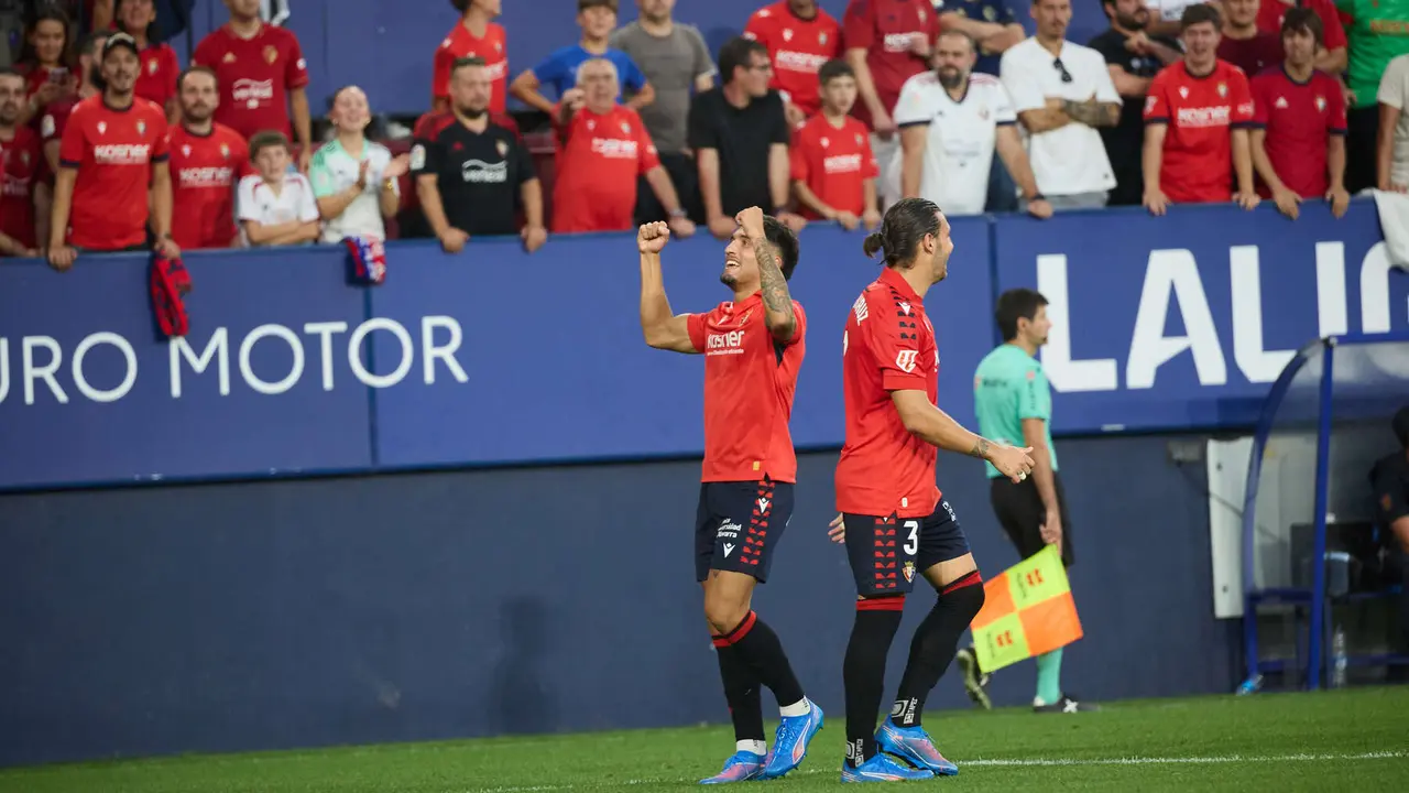 Los jugadores de Osasuna celebran el gol de Iker Benito (2-0) durante el partido de La Liga EA Sports entre CA Osasuna y Rayo Vallecano disputado en el estadio de El Sadar en Pamplona. IÑIGO ALZUGARAY