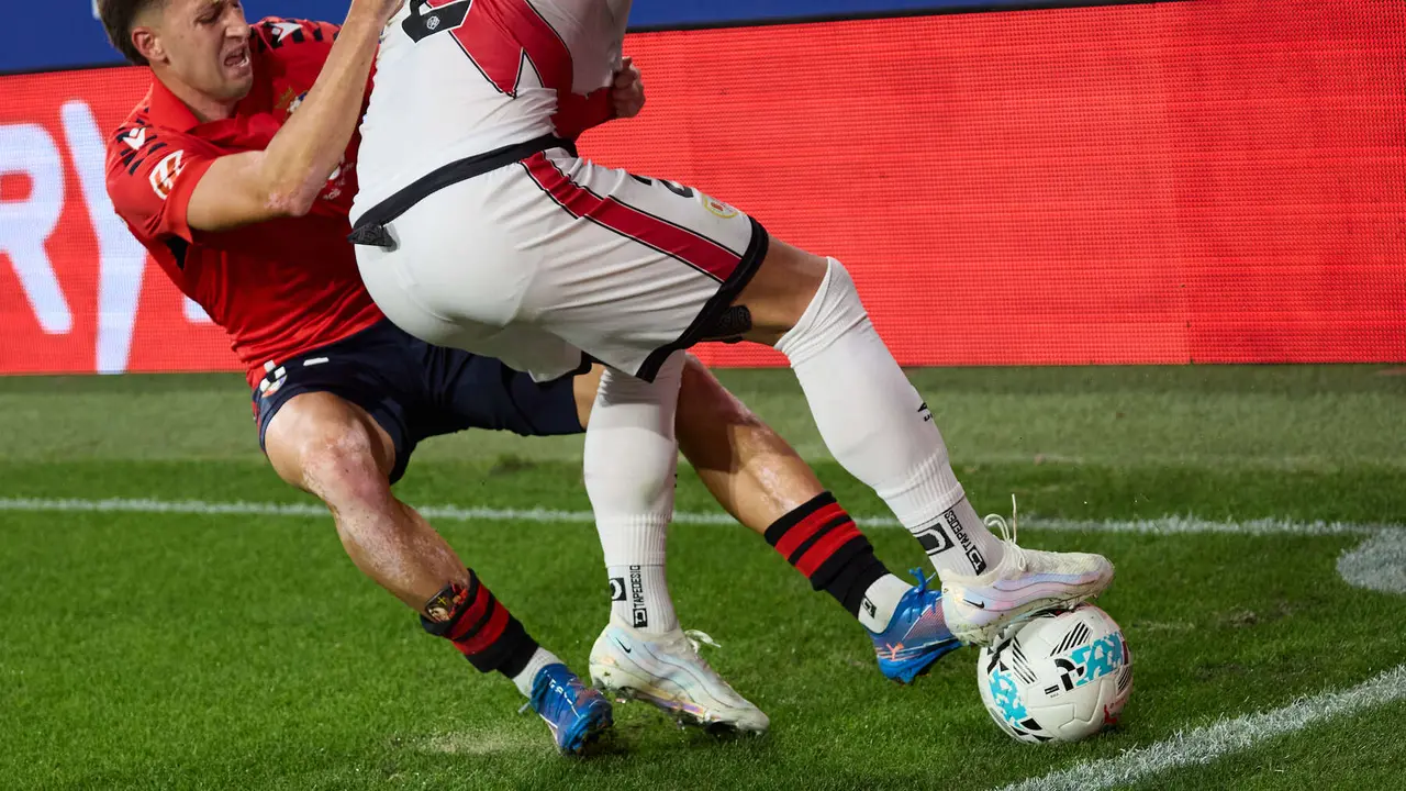 Andrei Ratiu (2. Rayo Vallecano) y Abel Bretones (23. CA Osasuna) durante el partido de La Liga EA Sports entre CA Osasuna y Rayo Vallecano disputado en el estadio de El Sadar en Pamplona. IÑIGO ALZUGARAY