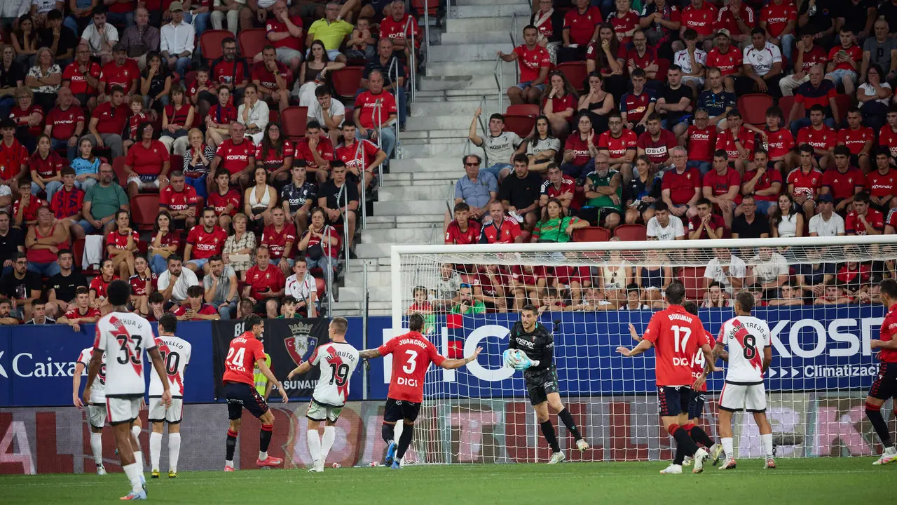 Partido de La Liga EA Sports entre CA Osasuna y Rayo Vallecano disputado en el estadio de El Sadar en Pamplona. IÑIGO ALZUGARAY