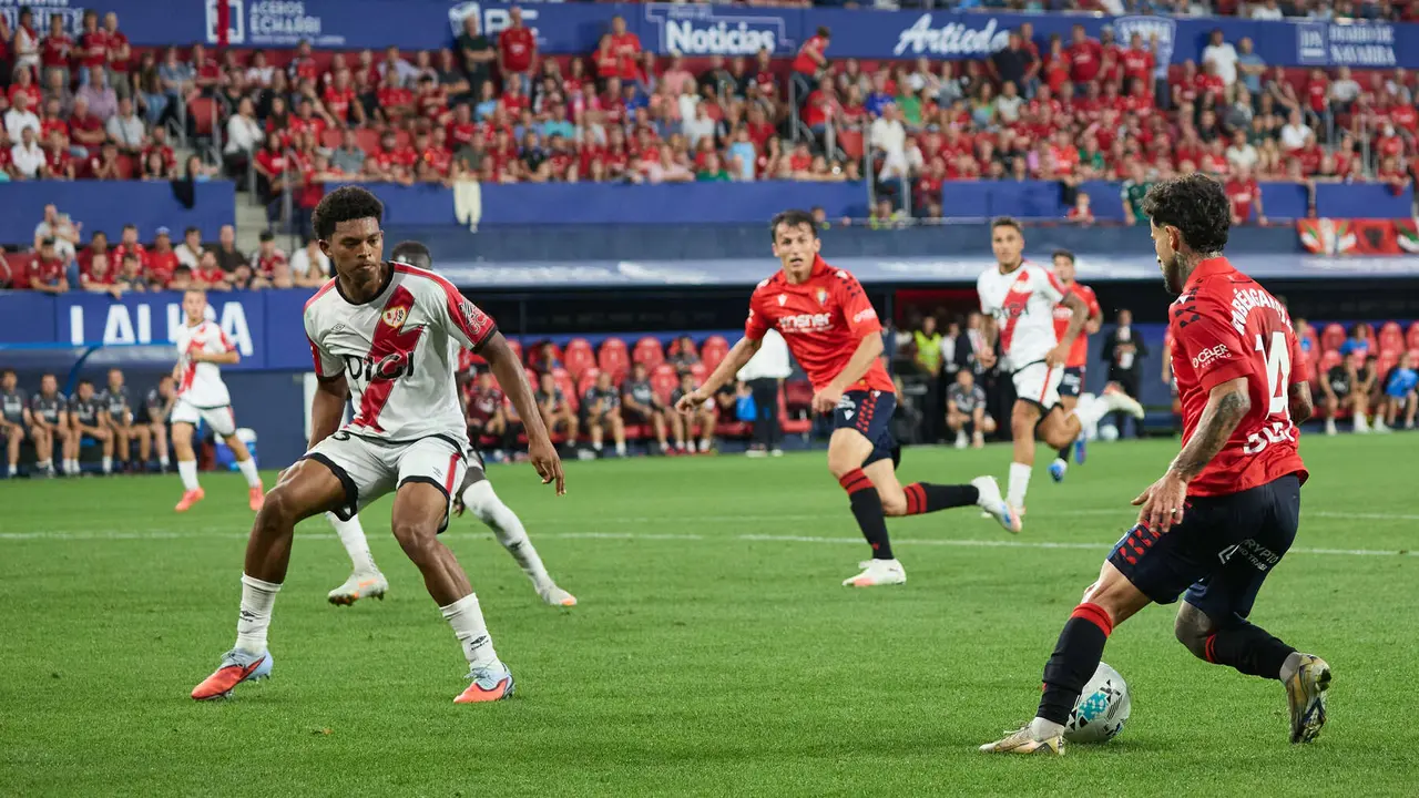 Partido de La Liga EA Sports entre CA Osasuna y Rayo Vallecano disputado en el estadio de El Sadar en Pamplona. IÑIGO ALZUGARAY