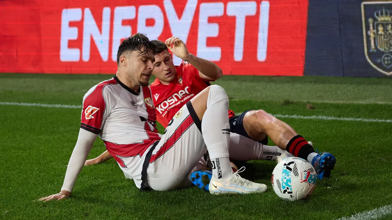 Andrei Ratiu (2. Rayo Vallecano) y Abel Bretones (23. CA Osasuna) durante el partido de La Liga EA Sports entre CA Osasuna y Rayo Vallecano disputado en el estadio de El Sadar en Pamplona. IÑIGO ALZUGARAY