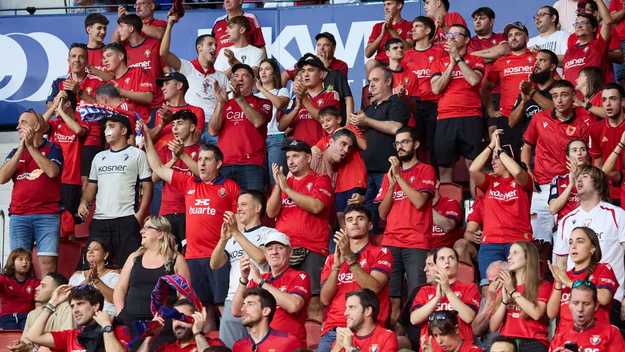 La grada del estadio de El Sadar durante el partido de La Liga EA Sports entre CA Osasuna y Rayo Vallecano disputado en Pamplona. IÑIGO ALZUGARAY