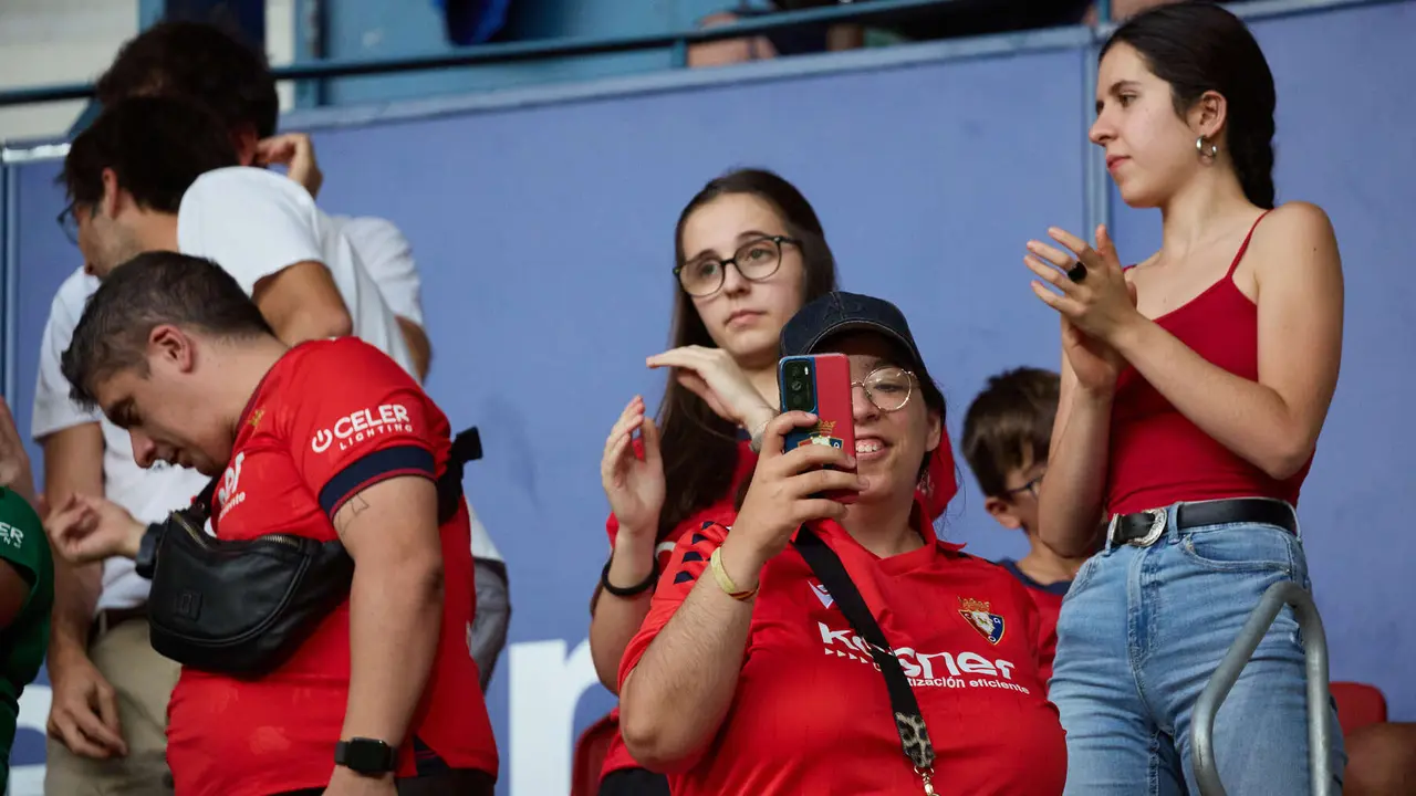 La grada del estadio de El Sadar durante el partido de La Liga EA Sports entre CA Osasuna y Rayo Vallecano disputado en Pamplona. IÑIGO ALZUGARAY