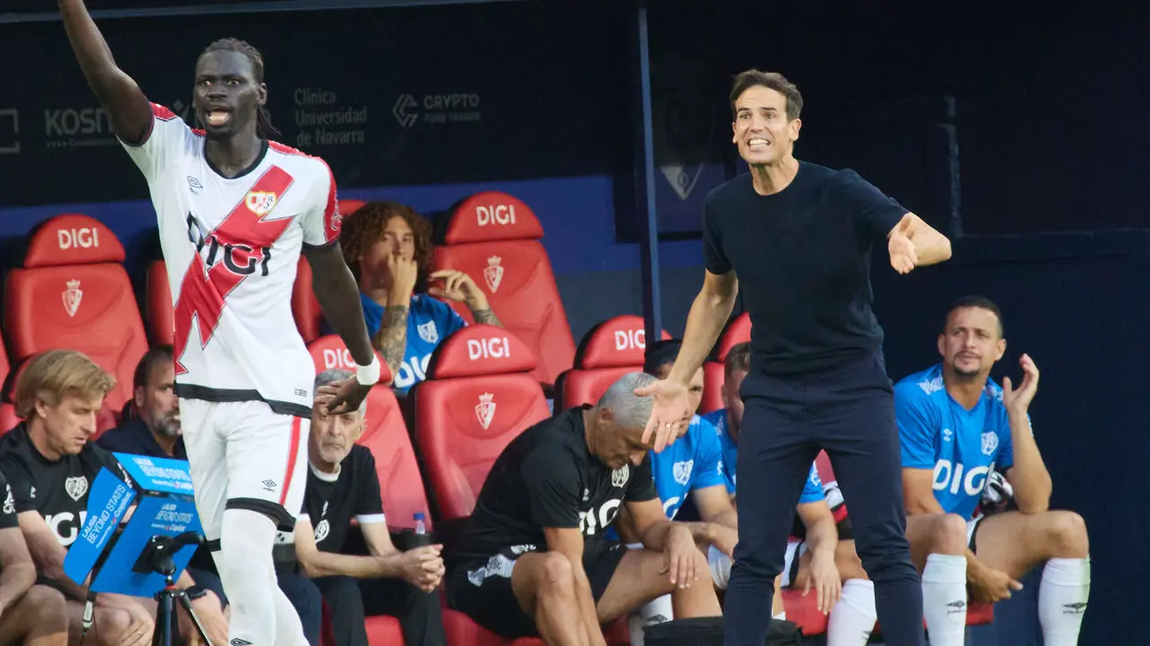 Iñigo Pérez (entrenador Rayo Vallecano) durante el partido de La Liga EA Sports entre CA Osasuna y Rayo Vallecano disputado en el estadio de El Sadar en Pamplona. IÑIGO ALZUGARAY