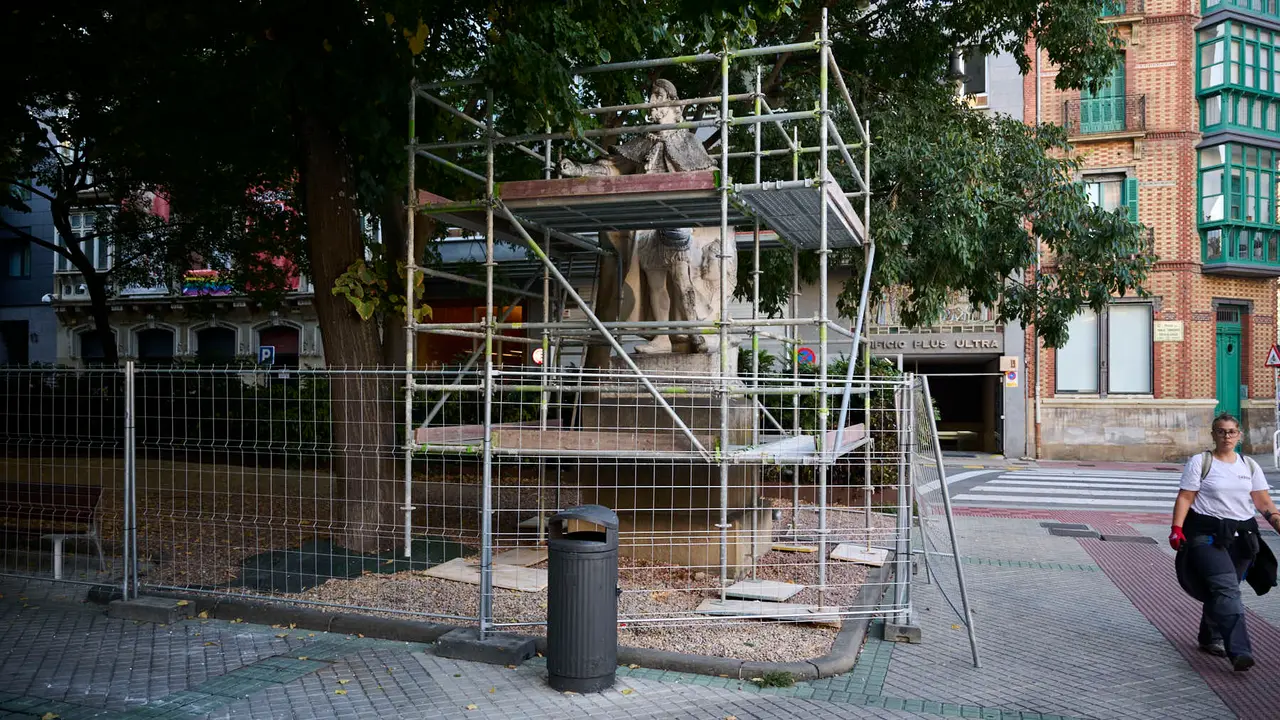 Preparación de la restauración de las estátuas del Paseo Sarasate. PABLO LASAOSA