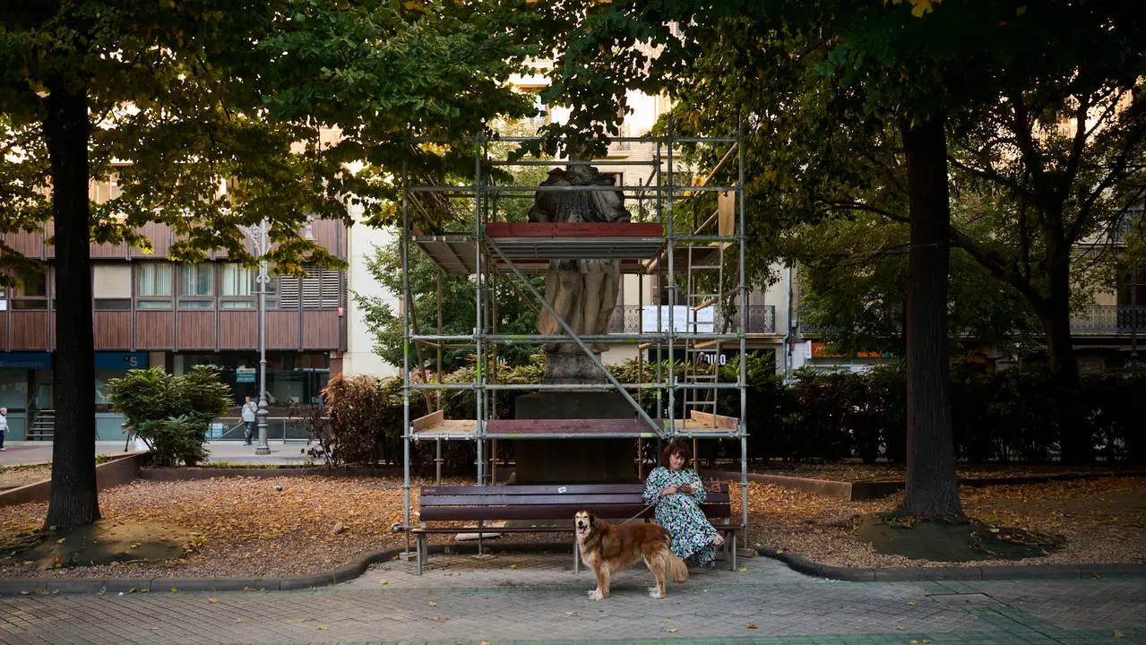 Preparación de la restauración de las estátuas del Paseo Sarasate. PABLO LASAOSA