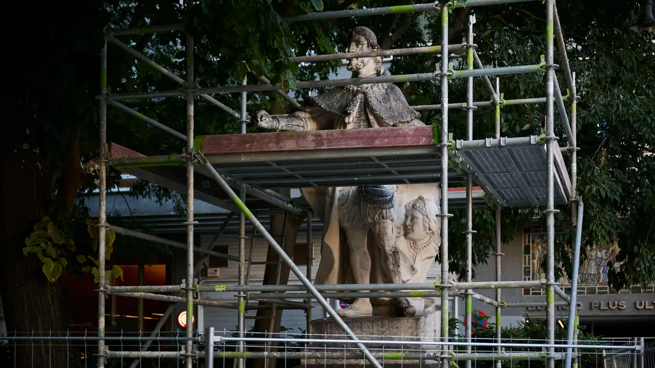 Preparación de la restauración de las estátuas del Paseo Sarasate. PABLO LASAOSA